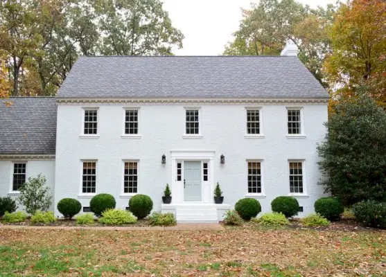 après photo directement d'une maison en brique peinte en blanc moderne