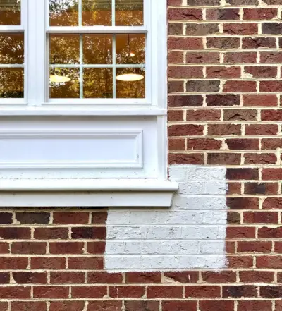 Échantillon de peinture blanche moderne sur maison en brique rouge