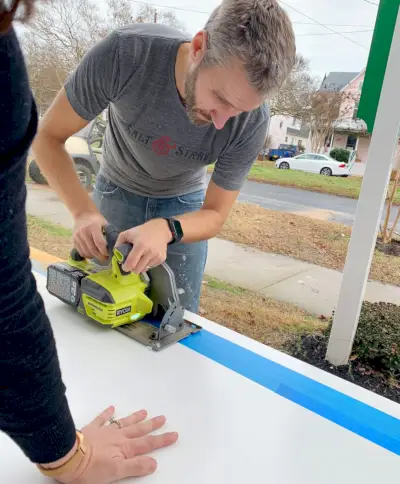 Ikea Kitchen Installer un panneau de coupe avec une scie circulaire