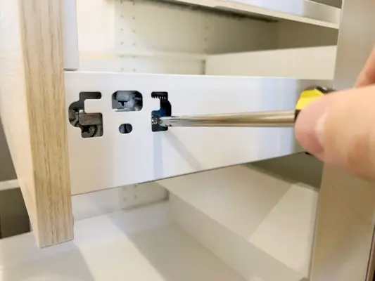 Inštalácia nastavovacích dvierok do kuchyne Ikea