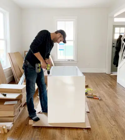 Ikea-Küche: John Building-Schrank installieren