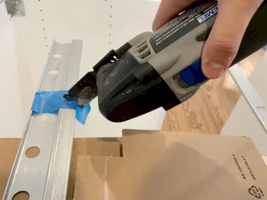 Cuisine Ikea Installer un rail métallique Dremel