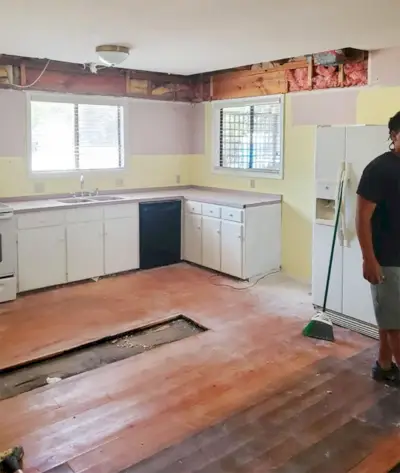 Les soffites de cuisine Florida Renovation Progress sont retirés