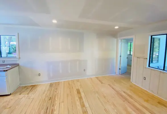 Progrès de la rénovation en Floride : mur de la chambre à coucher depuis la cuisine