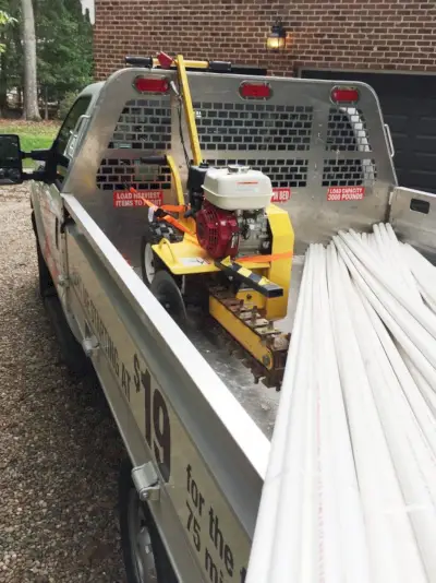 camion de dépôt à domicile avec tuyau en PVC et trancheuse à l'arrière