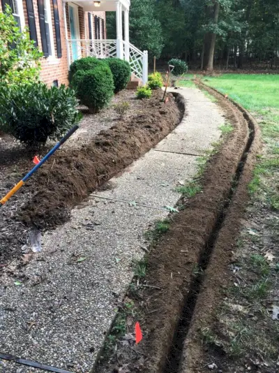 instalar trincheiras do sistema de irrigação ao longo do caminho