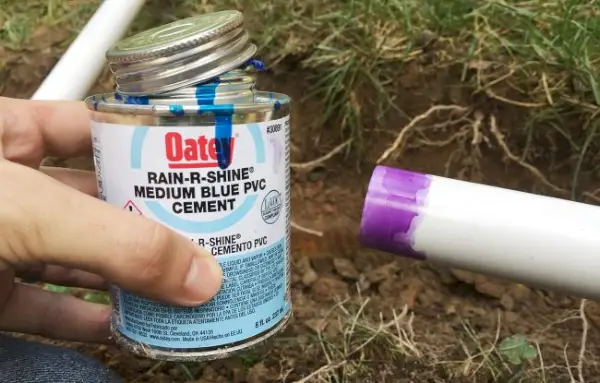 rain-r-shine blauw cement om irrigatiesysteemleidingen aan te sluiten