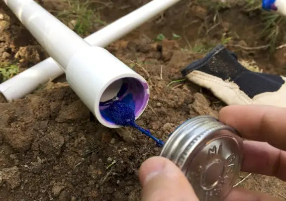 nanesení modrého cementu na vnitřní stranu pvc spojky