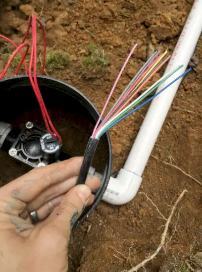 instalar sistema de irrigação com fio subterrâneo de 10 condutores