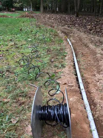 fil souterrain longeant le tuyau pour l'installation du système d'irrigation