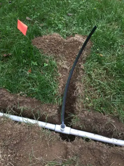 instalar sistema de irrigação com tubo engraçado no acoplamento em T