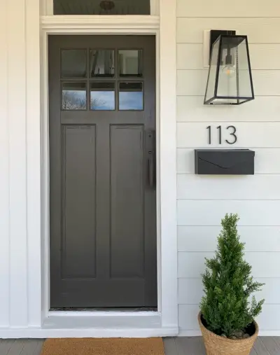 Un côté du porche duplex avec porte sombre et quincaillerie