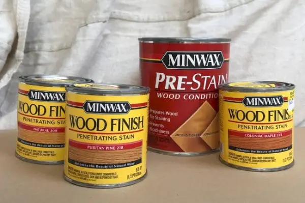 utvalg av Minwax beis farge test potter