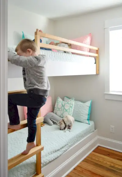 DIY ingebouwde stapelbedden van muur tot muur met kinderklimladder