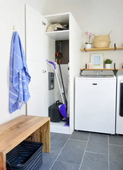 armoire ikea pax utilisée pour armoire de rangement pour linge ouverte avec accès au chauffe-eau