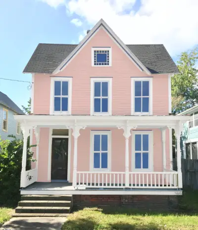 Couleur extérieure de la maison de plage rose corail