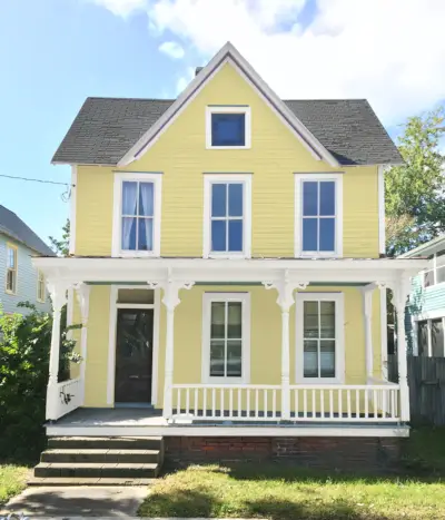 Couleur extérieure de la maison de plage jaune