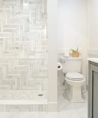 Aggiornamento del bagno principale con WC e modanatura decorativa a parete