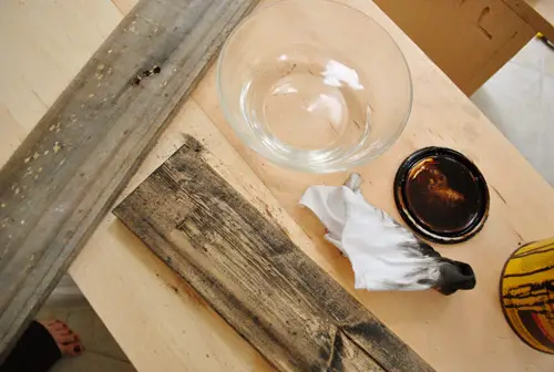 Diluir el tinte con agua y aplicarlo sobre una tabla húmeda para crear un efecto de tinte más claro.