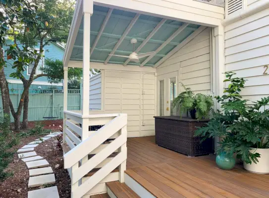 Portico Coperto Con Soffitto Dipinto Di Blu E Ventilatore A Soffitto Bianco