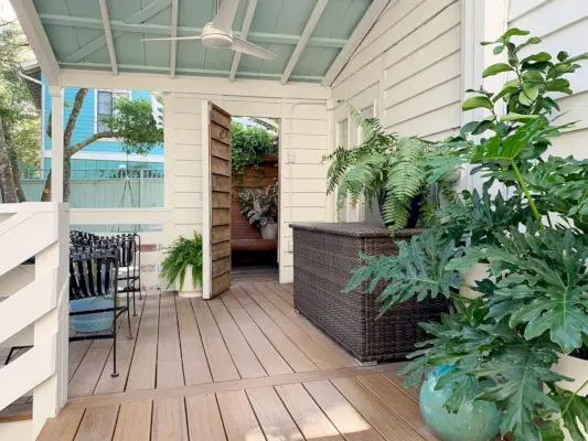 Portico coperto con soffitto blu e porta aperta per la doccia esterna