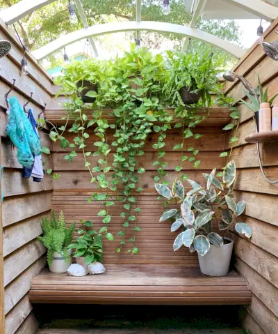 Douche extérieure en bois avec jardinières en cascade et banc