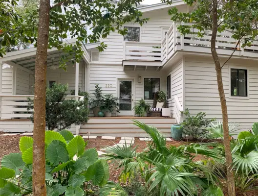 Casa Con Rivestimenti Bianchi E Piantagioni Tropicali