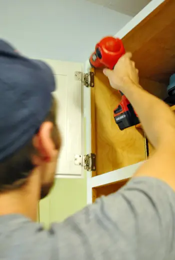 repeindre les armoires de cuisine avec les portes attachées