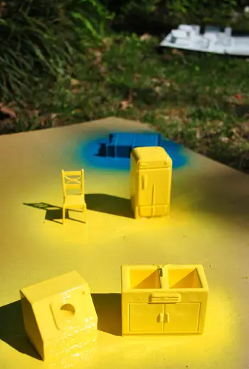 Petits meubles de maison de poupée peints à la bombe soleil jaune et bleu lagon sur carton