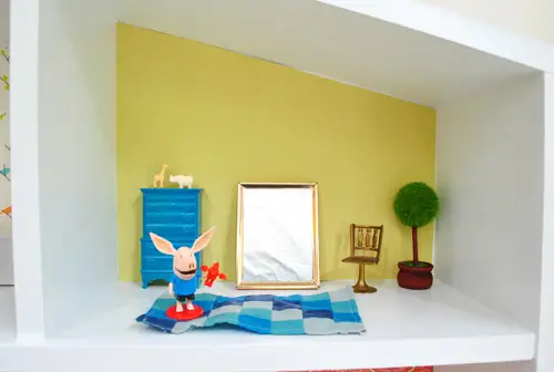 Chambre de garçons dans une maison de poupée facile à construire avec la figurine Olivia