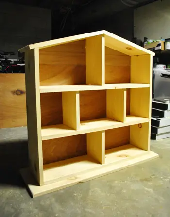 Moderne DIY Wood Dollhouse konstruert, men umalt eller dekorert