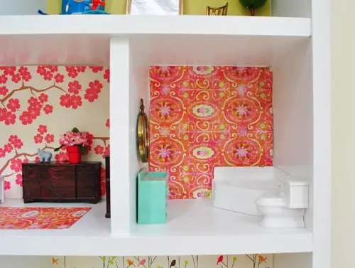 Salle de bain dans une maison de poupée DIY construite avec du papier peint en papier artisanal coloré