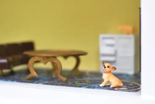 Jouet chihuahua dans une maison de poupée DIY