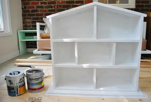 Casa de muñecas de bricolaje simple pintada de blanco con imprimación