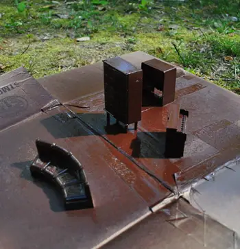 Petits meubles de maison de poupée peints à la bombe en marron sur carton