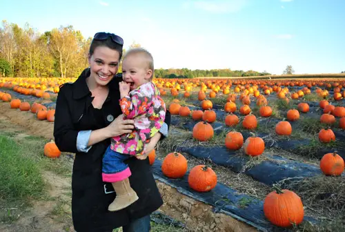 Champ de citrouilles avec maman