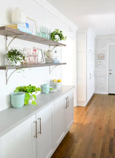 aménagement-cuisine-étagères-ouvertes-mudroom