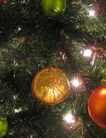 Gros plan de la décoration d'ornement de Noël aux agrumes orange séchés