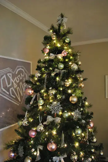 Schéma de couleurs d'ornement de Noël chatoyant rose, argenté et vert