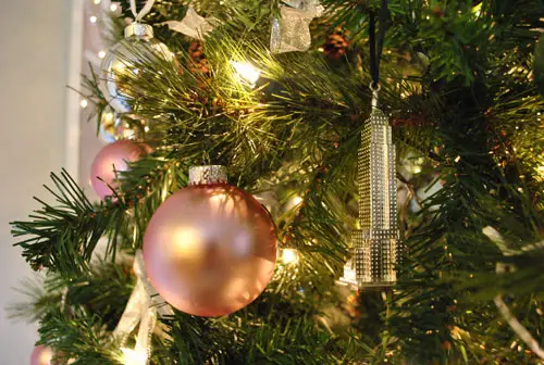 Primer plano de adornos rosas y plateados en el árbol de Navidad