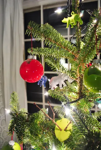 Detalle de adornos navideños pintados a mano en el árbol de mesa