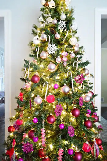 Weihnachtsbaum geschmückt mit Farbverlauf-Ornamenten, Weiß, Silber, Rosa, Lila, Rot