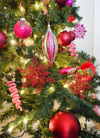 Détail des ornements rouges et violets sur la conception d'arbre de Noël dégradé