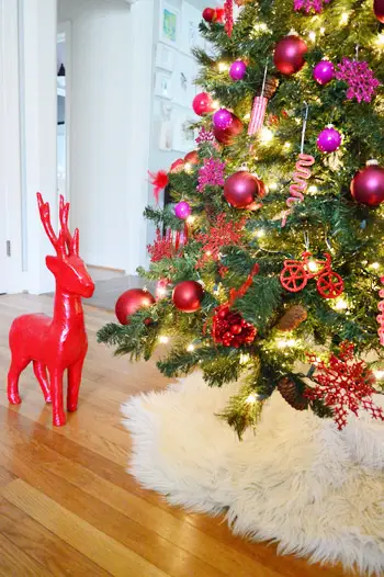 Décoration de renne rouge au bas d'un arbre de Noël dégradé