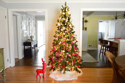 Vista lejana del árbol de Navidad degradado sentado entre el pasillo y la cocina