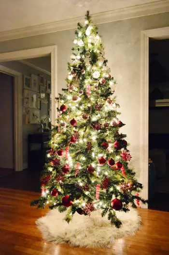 Vista nocturna de l'arbre de Nadal degradat que es torna blanc rosa vermell