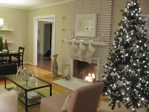 Árbol de Navidad decorado en plata en la primera casa