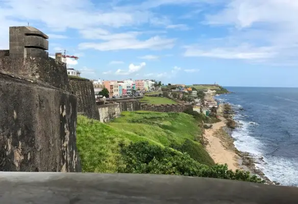 Vista do Castillo de Porto Rico com casas coloridas