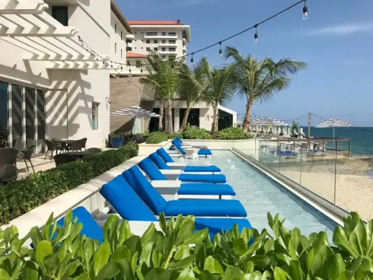 Puerto Rico Condado Vanderbilt Lounge Chairs im Wasser