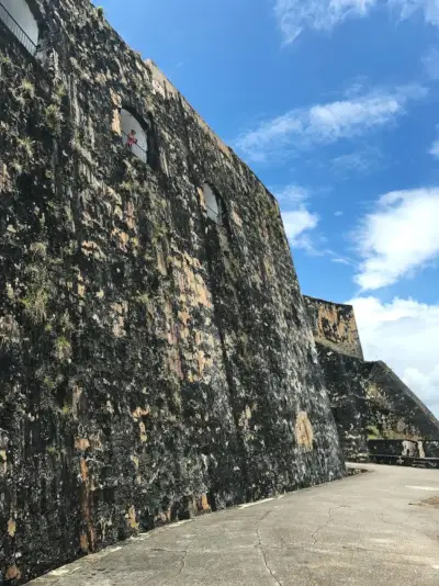 Garota Castillo de Porto Rico olhando pela janela